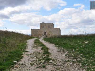 Usciamo e procediamo per a piedi per ritrovarci davanti al castello. Si presenta come una struttura dalla pianta rettangolare, tutta in pietra...